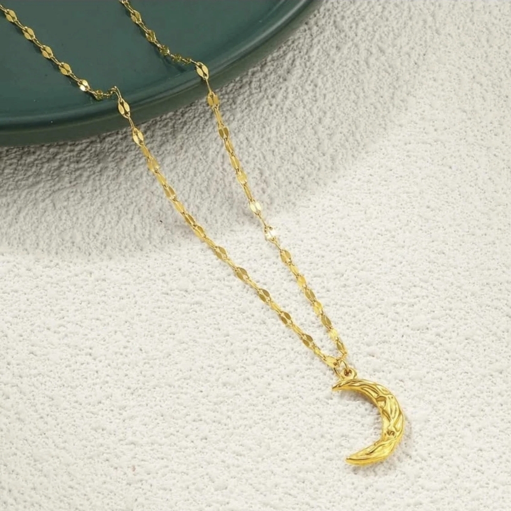 Elegant Gold Crescent Moon Necklace - Picture 4 of 9
